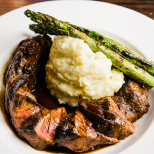 Petite Beef Tenders with-with-Mashed-Potatoes-and-asparagus